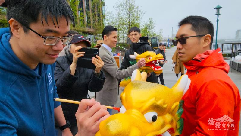 波士頓臺灣龍舟隊隊長邱偉哲(左一)、駐波士頓辦事處處長廖朝宏(後方灰衣者)為新龍舟點睛
