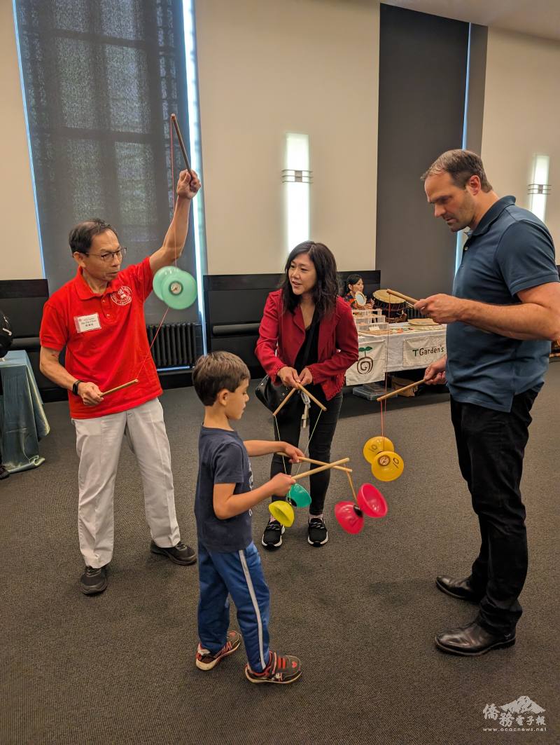Amy Cheng一家人與老師陳錦埴學習扯鈴