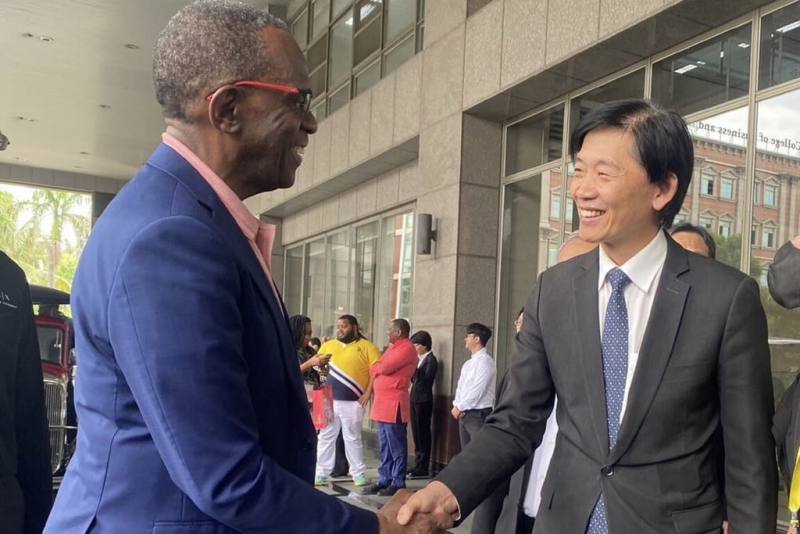 聖露西亞總理皮耶（Philip J. Pierre）（左）率團訪台，21日由台南市副市長葉澤山（右）陪同參訪崑山科技大學。（台南市政府提供）