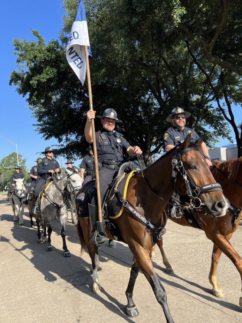 北港媽祖19日在休士頓進行遶境活動，在休士頓警局全程協助交通管制下，由騎著8匹駿馬的休士頓騎警作為前導，上千名海內外信眾和民眾共襄盛舉。（休士頓旅遊局提供）