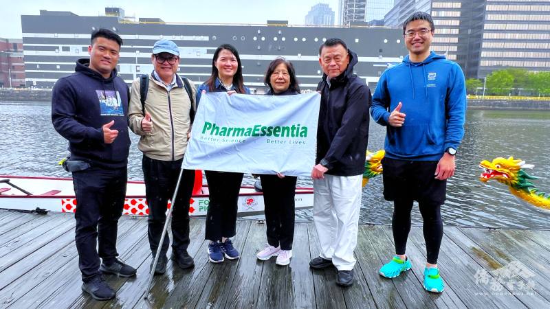藥華藥執行長林國鐘(右二起)和董事長詹青柳、總經理黃正谷(左二)授旗給波士頓臺灣龍舟隊隊長邱偉哲(右一)、盧信瑋(左一)