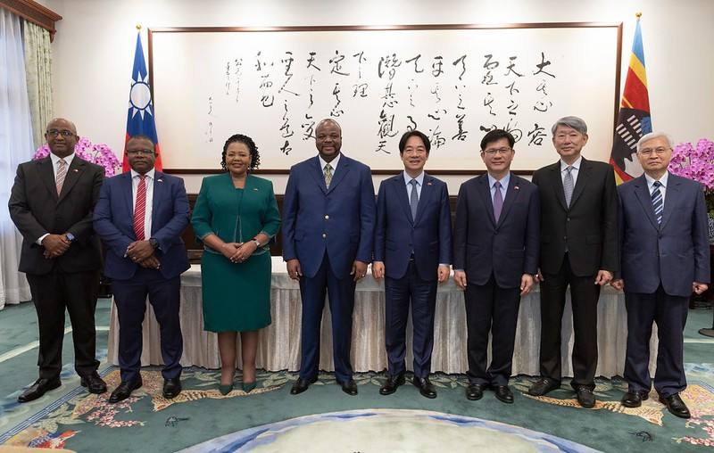 President Lai poses for a photo with King Mswati III of Eswatini