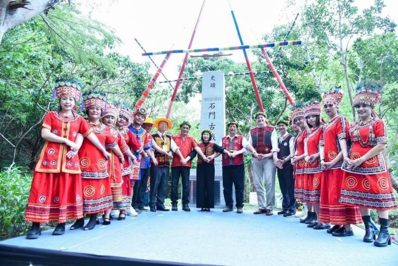 屏東縣長周春米（中）、原住民族委員會主任委員曾智勇（左8）22日出席牡丹鄉「macacukes石門古戰場」縣定史蹟碑揭碑典禮，紀念牡丹社事件150週年。（原住民族委員會提供）