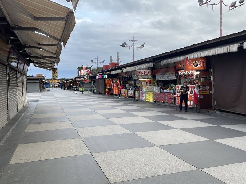 403強震花蓮災情嚴重，觀光客銳減，花蓮東大門夜市生意慘淡，街道一片冷清