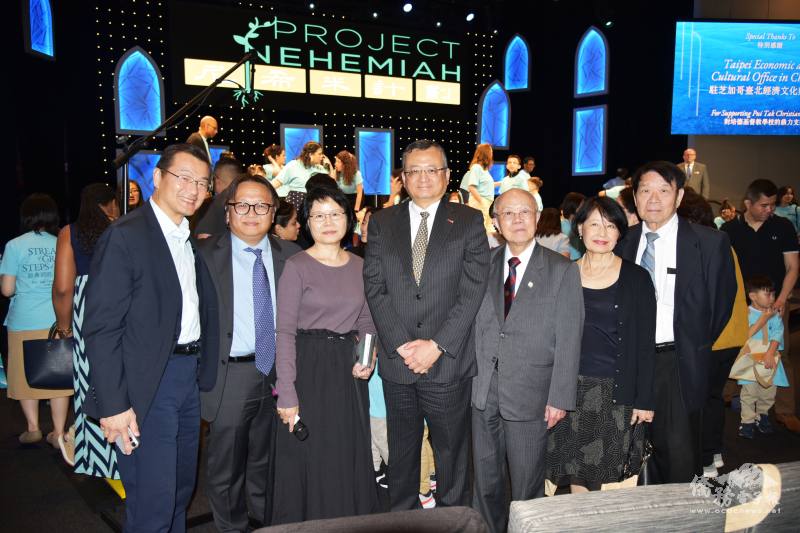 類延峰（中）、何述珍（左三）、林瑞源（右三）、徐曙明（右二）、邱垂洸（左二）合影