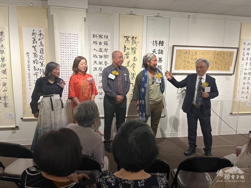 汲古書會張梅駒老師介紹參展作品的學生