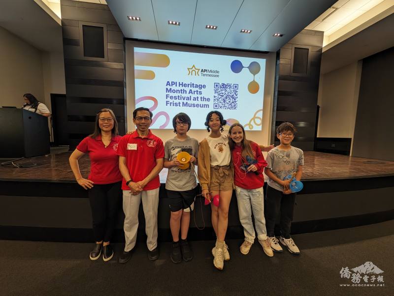 大納城中文學校扯鈴表演者合影