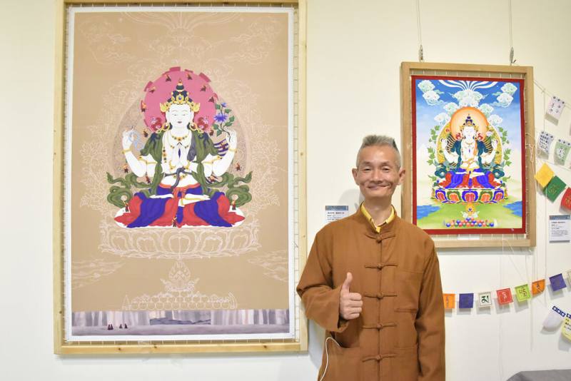 華梵大學近期在新北市藝文中心舉辦佛教藝術系「華開聯獻」及美術與文創系「崩山氣候」兩檔展覽，年逾60歲的佛藝系學生廖能彬（圖），展出現代唐卡作品「凝視涅槃：童真與工程」。（華梵大學提供）