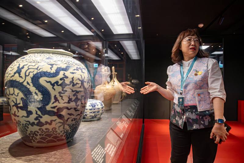 國立歷史博物館志工聯誼會長劉兆淬（圖）認為，導覽的受眾太多了，要盡量活潑些，以史博館展出青花瓷展件為例，她也許就會從歌手周杰倫歌曲「青花瓷」談起，再細分其差異。