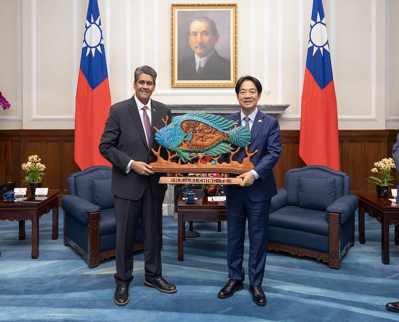President Surangel S. Whipps, Jr. of the Republic of Palau presents President Lai Ching-te with a gift.