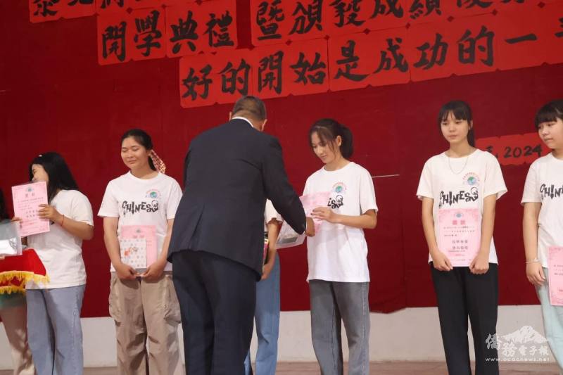 滿星疊大同中學校長張明光主持頒奬情景