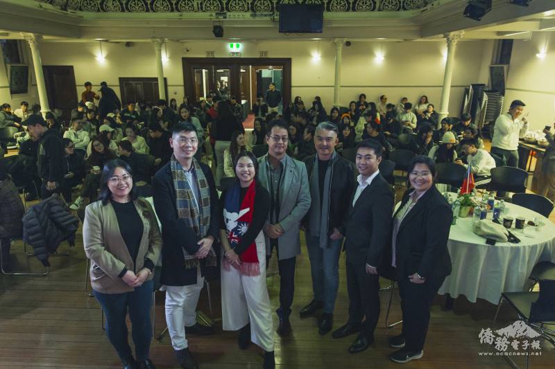 右至左：楊容清、活動主持人Francis、呂明澤、Duff Lin、Eva Su、郭世均、僑務新聞記者許紹萱。（Author Lin提供）