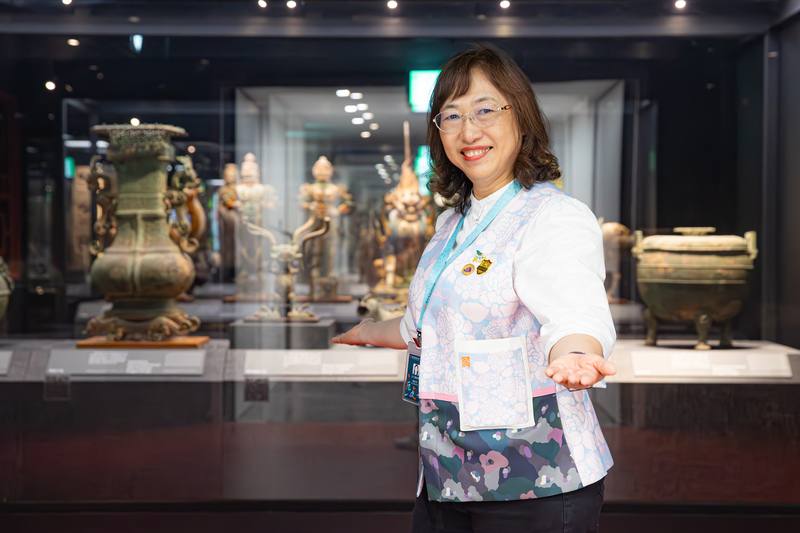 國立歷史博物館志工聯誼會長劉兆淬（圖）表示，博物館志工扮演館所與民眾拉近距離的重要角色，又可分為導覽志工與服務志工，她笑說，自己擔任導覽志工時，要學習克制別讓「老師」的一面跑出來，「導覽的受眾太多了，我們要更活潑些」。