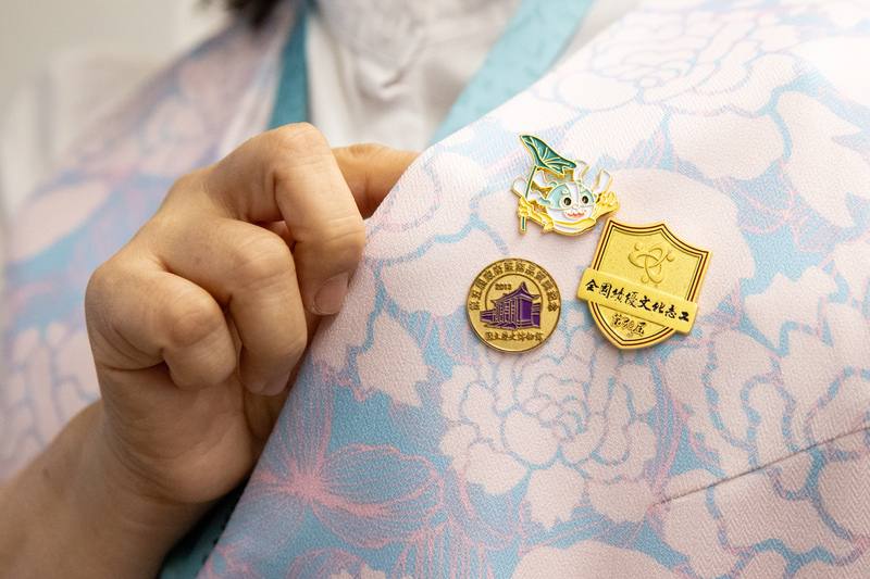 國立歷史博物館志工聯誼會會長劉兆淬23年前在相夫教子之餘，開啟了文化志工生涯，從藝人周杰倫就能聊到古文明，自豪「比醫師丈夫還懂得多」，2023年榮獲全國績優文化志工獎章肯定。