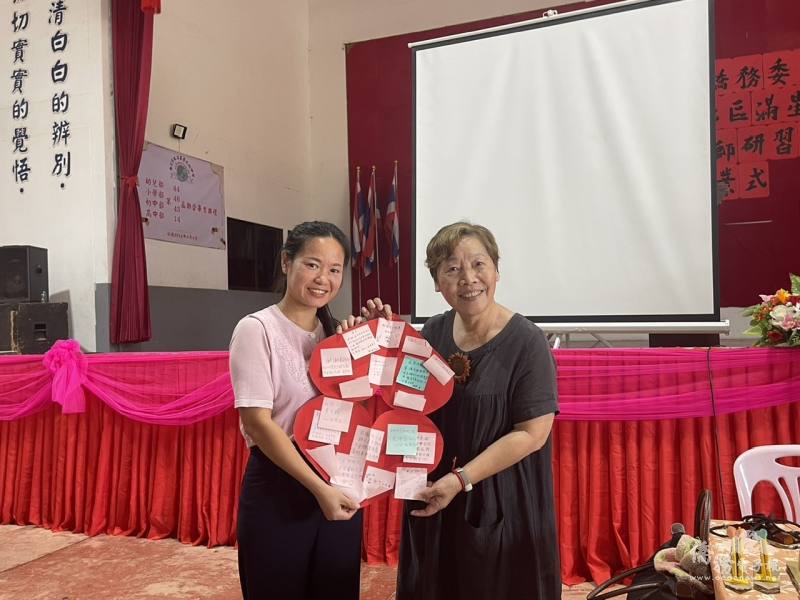 學員代表向講師黃驪滿致贈紀念品