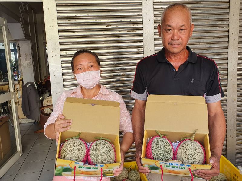 合作進行露天試作之農友陳東源班長，已嘗試銷售露天生產之國產粗網紋洋香瓜，詢問度頗高