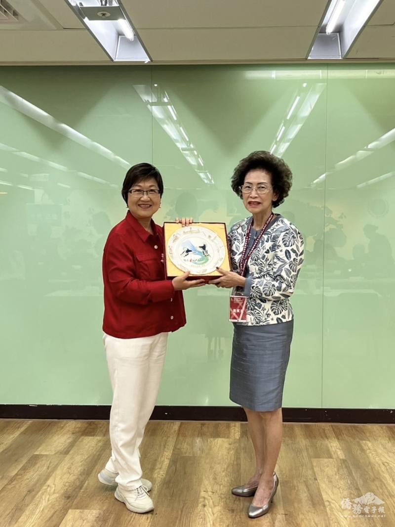 徐佳青代表僑委會致贈紀念品