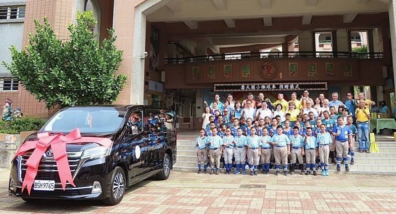 40多個單位及個人集資捐贈高雄市岡山區壽天國民小學棒球隊一部新車，讓小將們南北征戰的夢想能順利啟程，隊員們22日開心參與感恩捐贈儀式。（高雄市政府教育局提供）