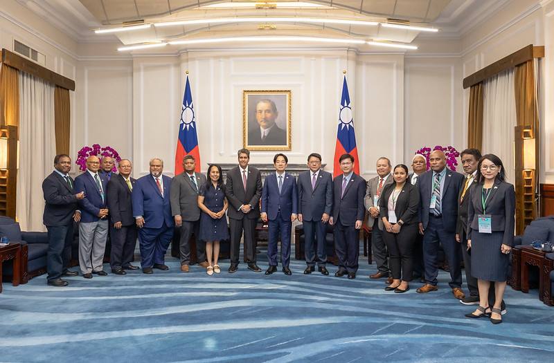 President Lai poses for a group photo with a delegation led by President Surangel S. Whipps, Jr. of the Republic of Palau and his wife.