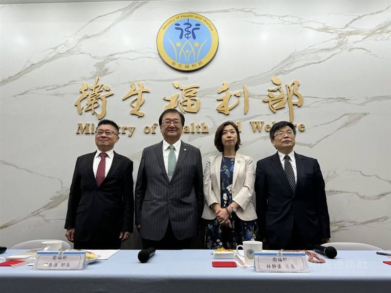 Minister Health and Welfare Chiu Tai-yuan (second left) and his three deputies pose for group photos during a news conference in Taipei on Wednesday. CNA photo May 22, 2024