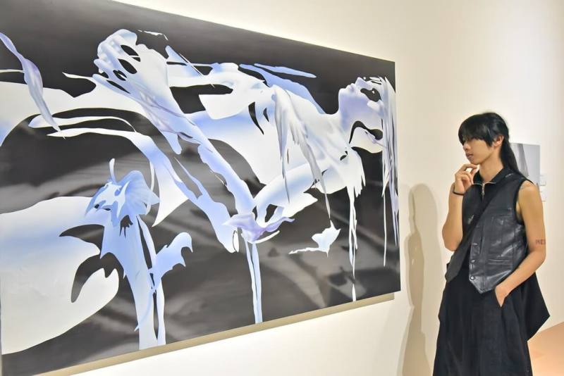 華梵大學應新北市文化局邀請，即日起到30日推出師生作品展覽，展區涵蓋新北藝文中心3大展覽室，其中美術與文創學系學生孫士閎（圖）觀察當代人類生活，從自身喜歡科幻遊戲與製作模型的經驗轉化，畫出作品「模糊身體的拼湊」。（華梵大學提供）