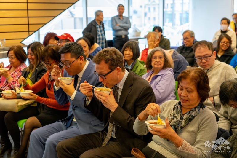 會員觀眾們除了聽老師講解美食流程，更能當下試吃道地口味的臺灣菜