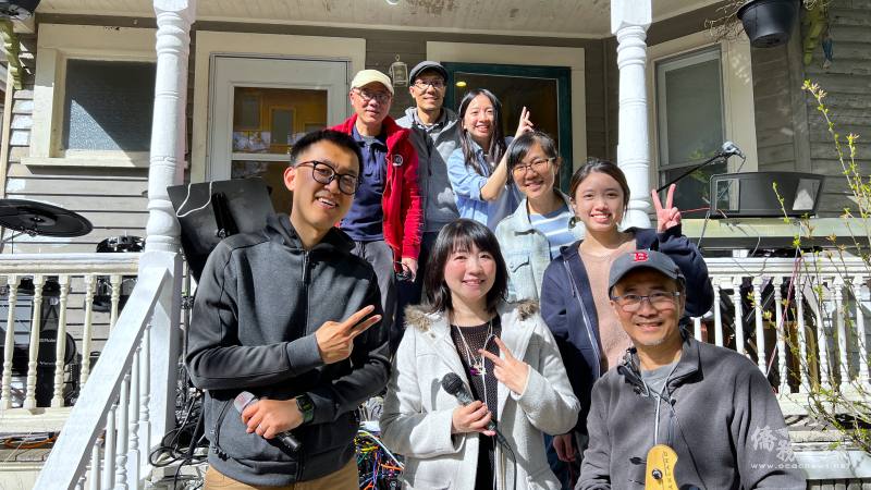 「波士頓 You&Me樂團」主唱陳瑩璇(前中)和團員們5月11日時在Somerville的陽臺音樂節中表演