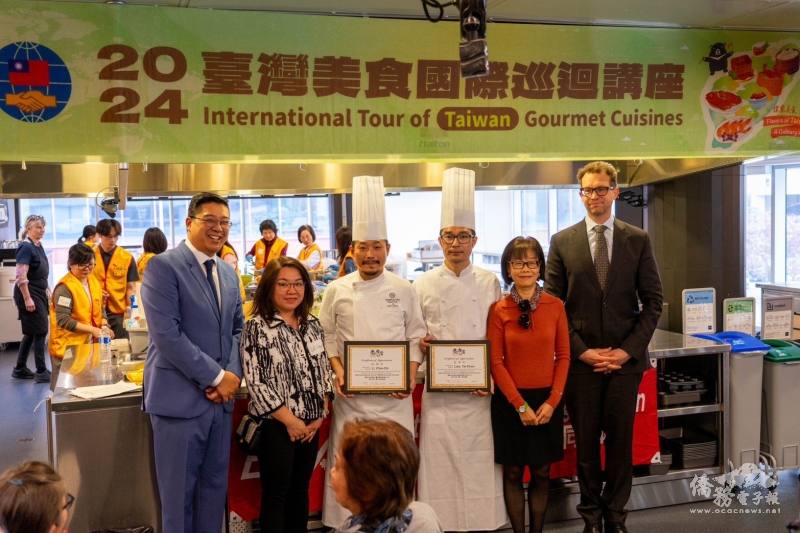 省議員Nathan Ip(左一）、Marlin  Schmidt(右一）頒發愛城同鄉會感謝狀給李佳其老師（左三）和廖泰峻助理（左四），駐溫哥華臺北經濟文化辦事處陳碧蓮組長（右二）也蒞臨現場，愛城臺灣同鄉會會長何薇（左二）一起合影留念