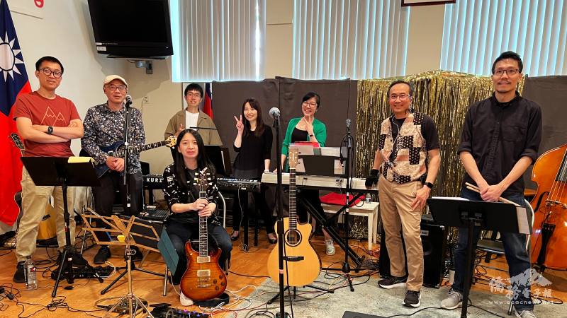 「波士頓 You&Me樂團」的「那些年我們一起追的」演出團員合影。前左起：劉双州、黃崇校、林美均、莎莎(右三)、Rex(右二)等人
