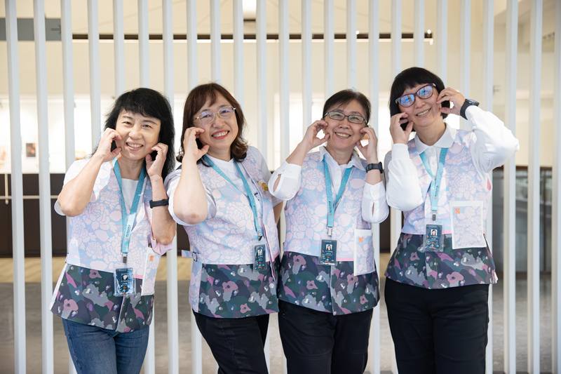 國立歷史博物館歷經近6年整修後開館，共192名、約8成5的志工立即歸隊，可見由史博館志工聯誼會長劉兆淬（左2）為首的志工幹部們號召力驚人，他們不分年齡與背景、共組為團結的志工大家庭。圖為劉兆淬與夥伴徐瑞璘（左）、蔡亮華（右2）、張美華（右）開心合影。