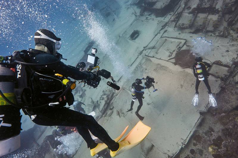 The ROCS Suei Yang (DDG-926), scuttled off Green Island to make an artificial reef, changed in appearance over the course of filming due to its location in an ocean current.​​ (photos by PTS Shipwrecks Taiwan)