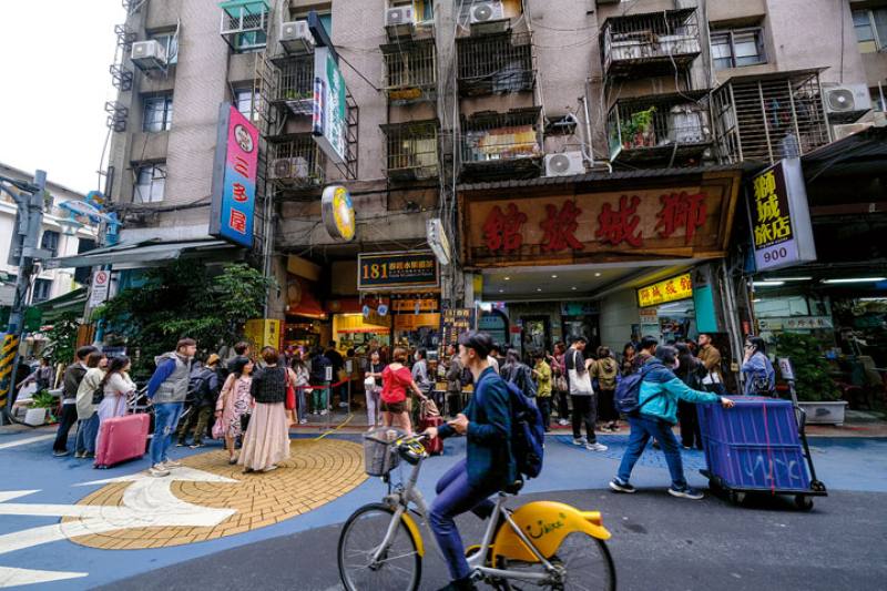 The Huayin Street shopping area has become a must-see tourist destination for many foreign visitors to Taipei in recent years.​​