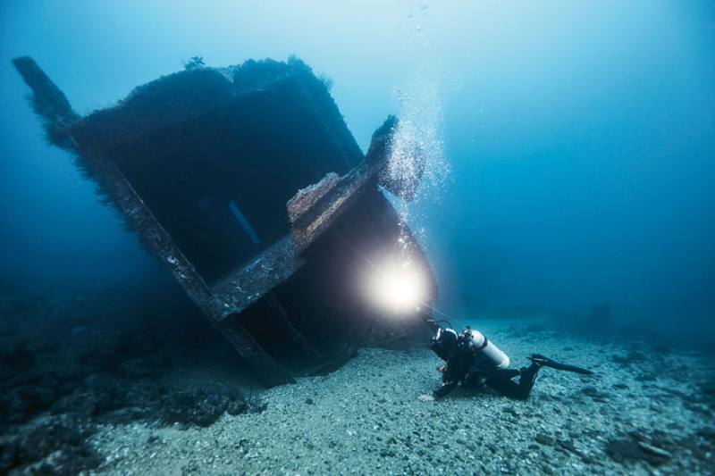 The waters around the sunken ROCN Zhen Hai (LSD-192) are extraordinarily clear. The ship and diver together form a unique image.​​ (photos by PTS Shipwrecks Taiwan)