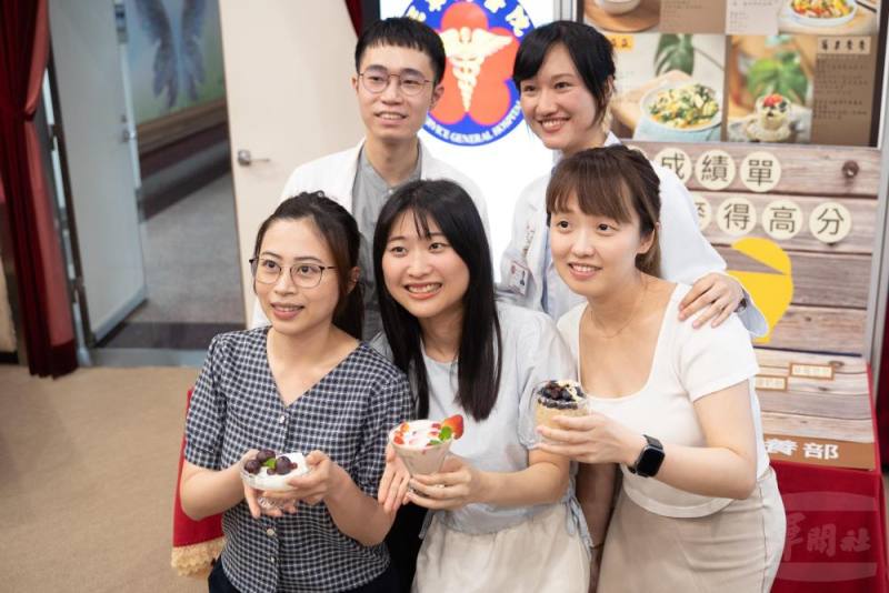 營養師於記者會現場分享麥得飲食菜單。（軍聞社記者林庭暉攝）