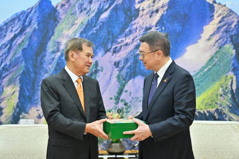 Premier Cho Jung-tai (right) welcomes a congratulatory delegation led by Abdullah Tarmugi, former speaker of the Parliament of Singapore.