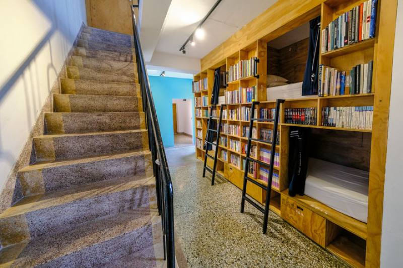 With features like beds built into bookcases and green-and-white wash bags for each guest, visitors staying at CaoJi Book Inn can experience the unique atmosphere of Tainan.​​