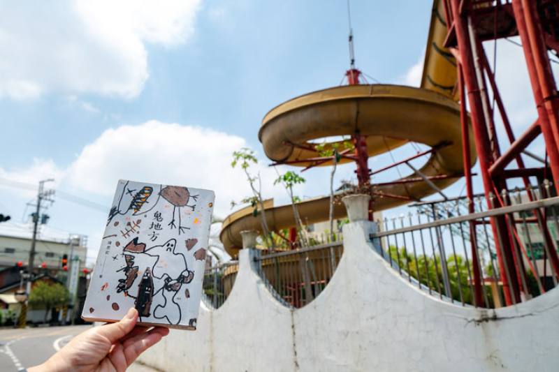 Yongjing’s deserted swimming pool has become a tourist attraction. Kevin Chen’s admirers, including Japanese readers, visit Yongjing to look for places described in his novel.​​