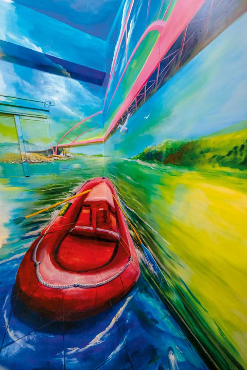 Hualien artist Hsieh Chung-hui captured the thrill of white-water rafting in a corner of Hualien Wow Hostel, showing a unique scene of Taiwan to guests from around the world.​​