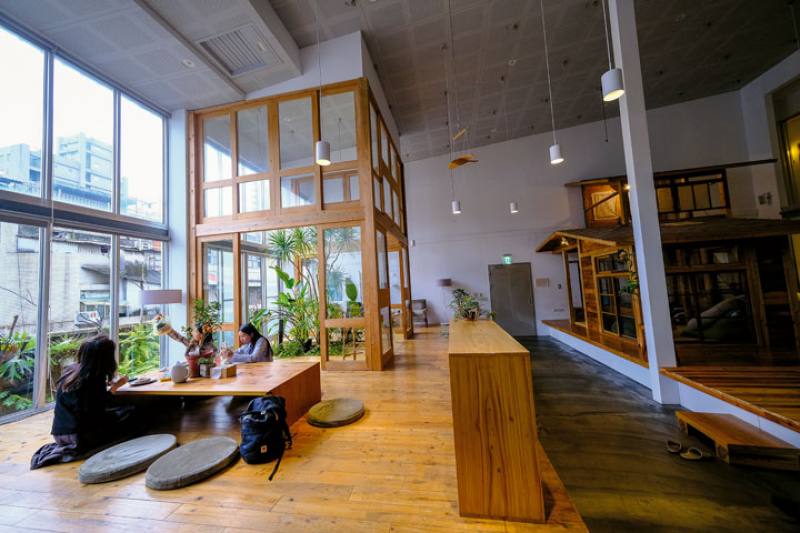 On a rainy afternoon, travelers gather round a low table in the lounge to enjoy some delicious snacks.​​