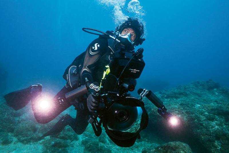 Tim Lee, producer of the documentary series Shipwrecks Taiwan, is shown here doubling as an underwater cameraman.​​ (photos by PTS Shipwrecks Taiwan)