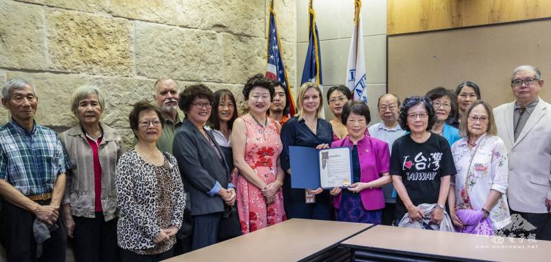 奧斯汀市議員 Paige Ellis(前排左四) 頒發「臺美人傳統週」證書