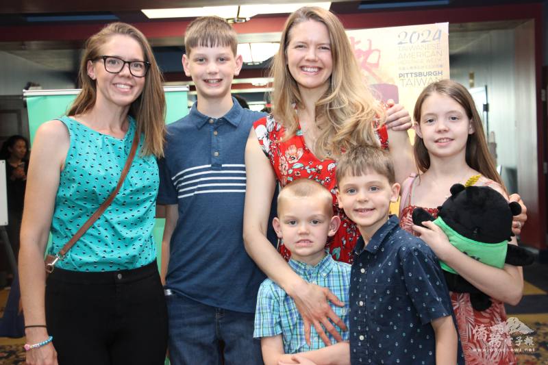 美國友人Kim (後排右2）、妹妹Kathy(後排左1）帶著Kim的4位子女同來參加傳統週活動