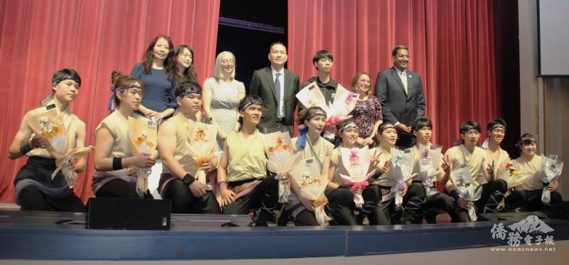 大合照，後排左起：許雅斐、陳永豐妻子、Michelle King、陳永豐、謝懷珏 、Lindsey Williams、Arvind Venkat及前排11位團員