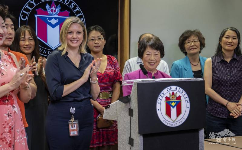 臺灣人公共事務協會中德州分會會長楊碧珠(右三粉紅上衣)代表臺美人致謝詞