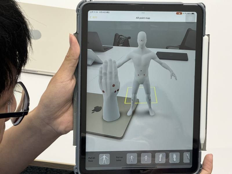 蘋果公司日前公布2024年WWDC學生挑戰賽獲獎名單，台灣獲獎者之一的許君愷目前就讀台北大學資工系一年級，集結中醫知識設計出穴位按摩App，可透過擴增實境（AR）技術顯示3D立體模型，讓使用者更了解穴位具體位置。