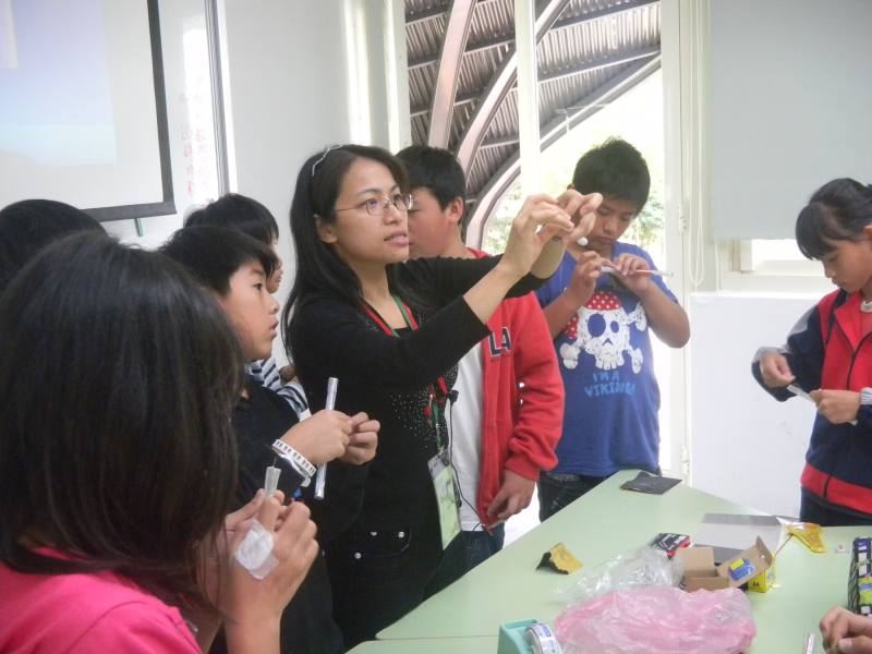 陳淑華與員山國中學生進行科學實驗，透過不斷的比賽和實作，鼓勵學生們超越自我