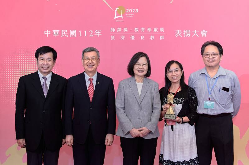 陳淑華老師（右二）獲得師鐸獎肯定，吳宏達老師（右一）陪同領獎