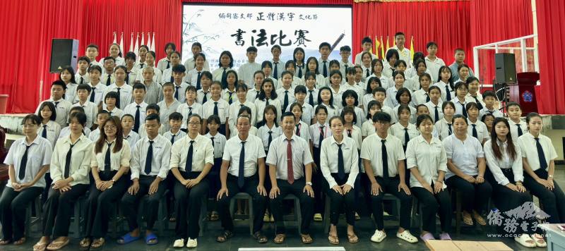 小學參賽者與師長合影