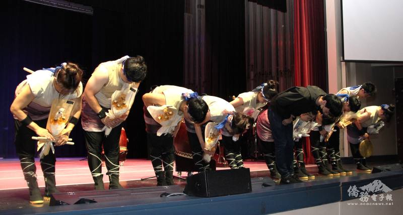 彬彬有禮的團員謝幕時深深鞠躬謝謝掌聲及鼓勵