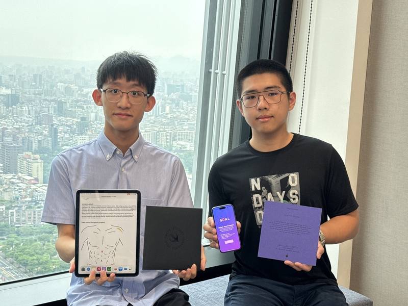 蘋果公司日前公布2024年WWDC學生挑戰賽獲獎名單，台灣有6人上榜，其中江竑燁（右）、許君愷（左）分別以協助使用者建立目標的MyGoal App、穴位按摩App獲獎。